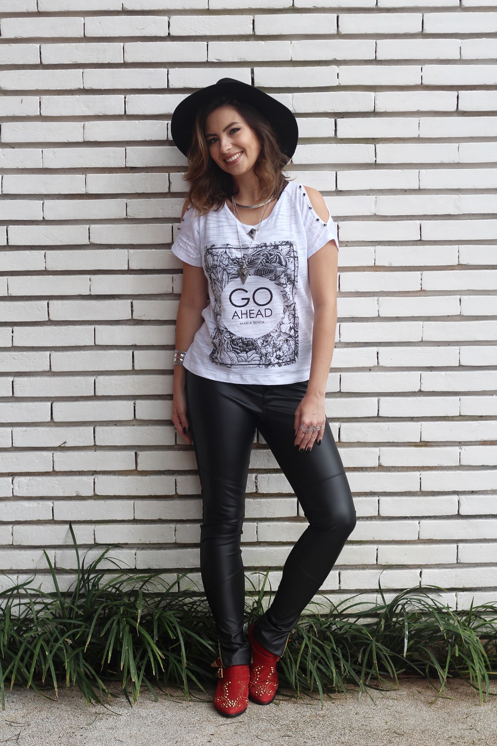 look-outono-calca-couro-tshirt-jaqueta-moletom-biker-chapeu-bota-vermelha-blog-vanduarte-5