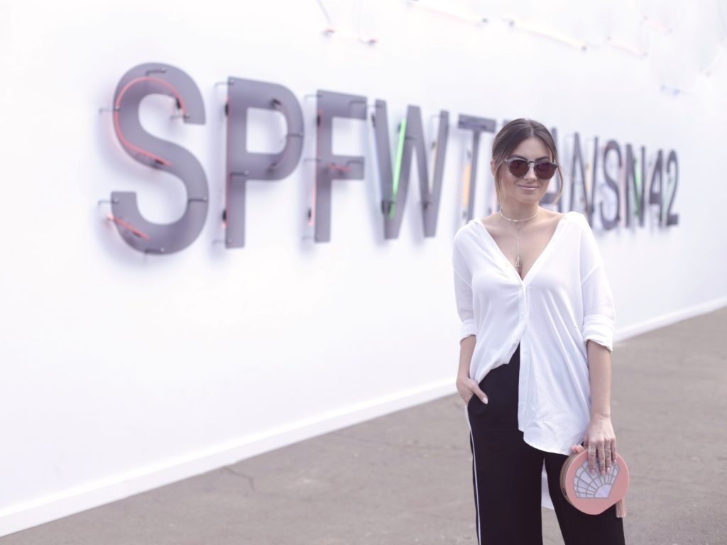 Look 1 SPFWtransn42 – Camisaria, Pijama e Sandália Branca + Vídeo
